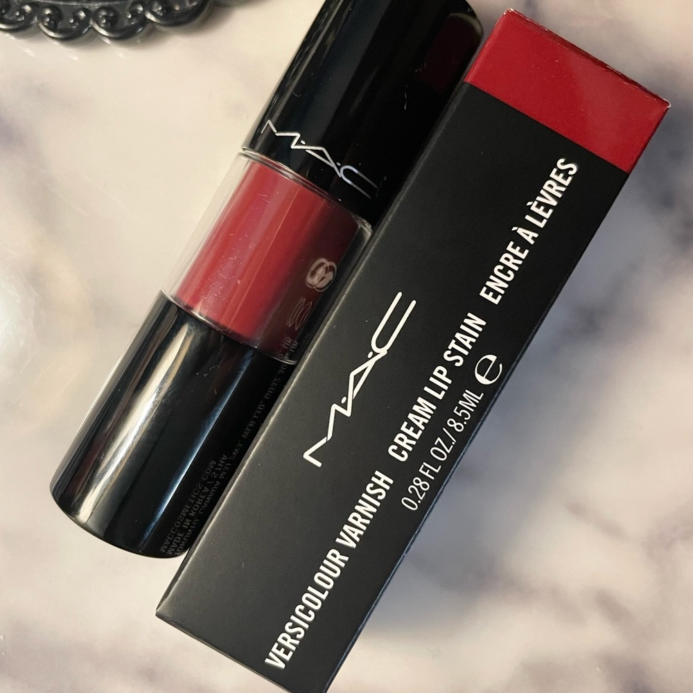 NEW MAC VERSICOLOUR VARNISH CREAM LIP STAIN in No Interruptions red lipstick